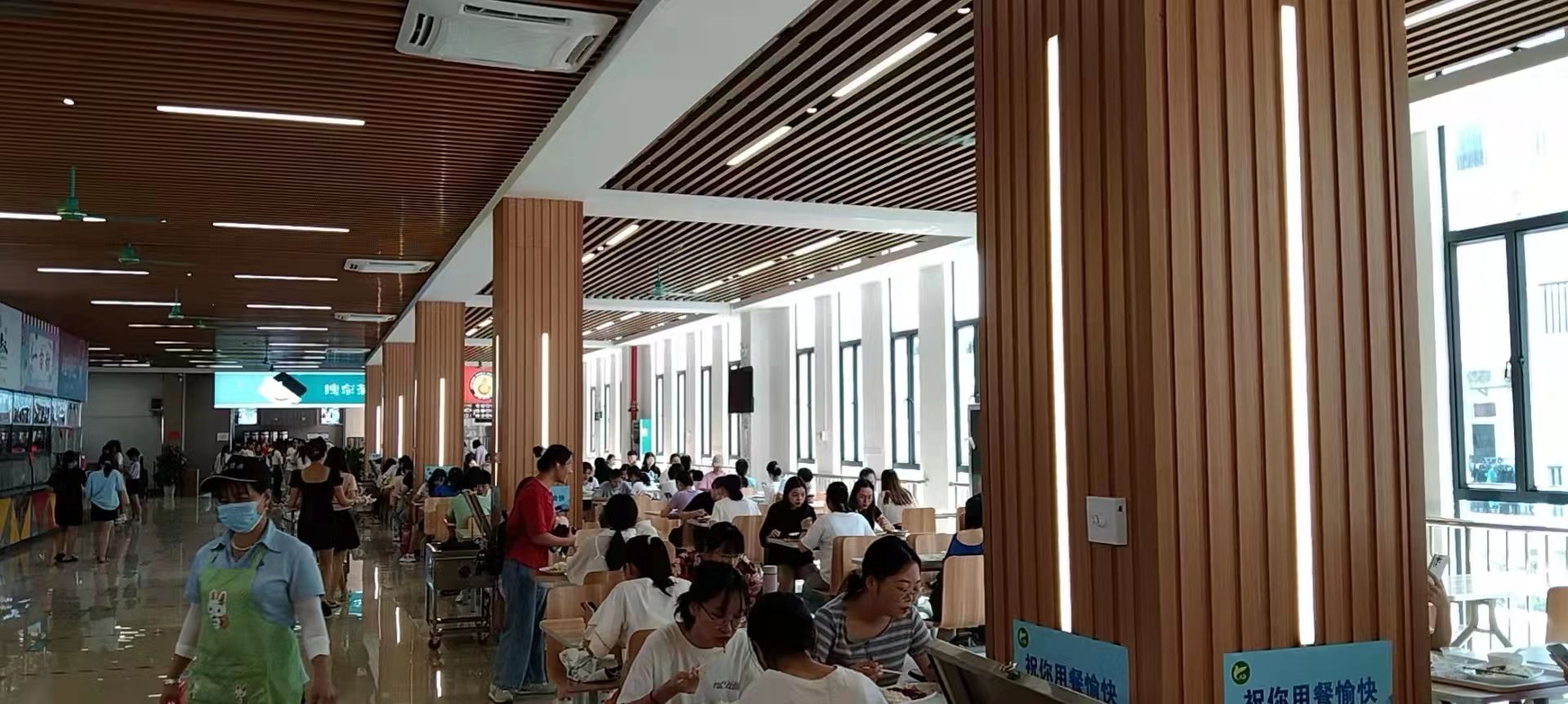 广西南宁6000人某高校9月新标入场1楼食堂