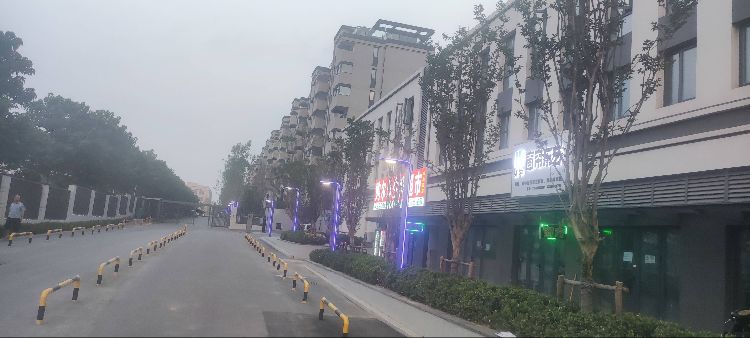 河南省郑州龙湖镇铁道学院和华东师范附属小学门口