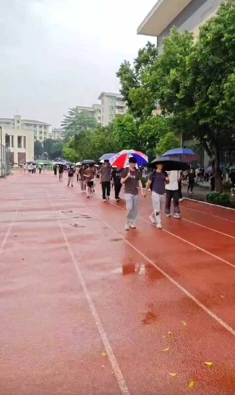 广州学院现招商零食铺