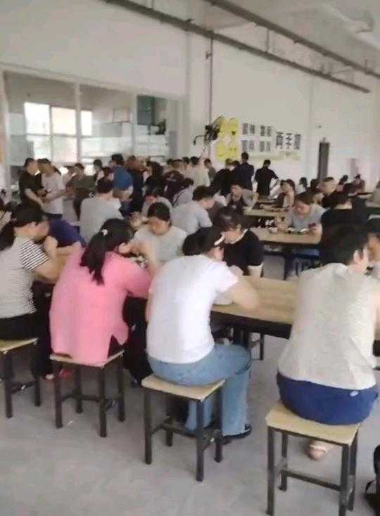 達州某工廠宿舍樓下食堂外包