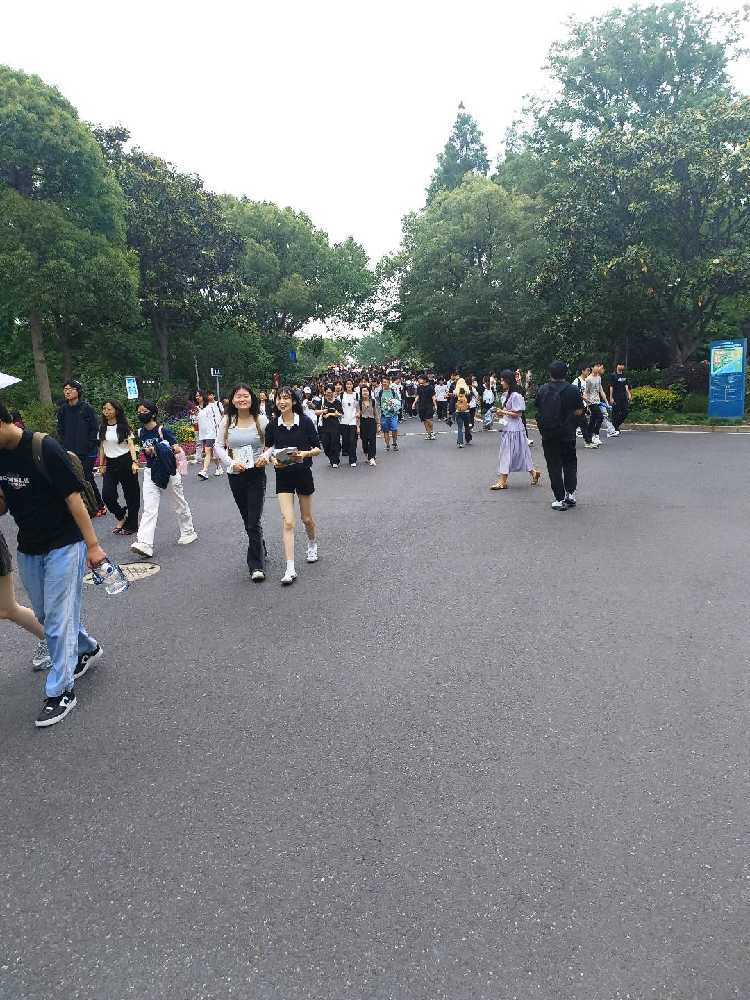 大学宿舍楼下店面转让
