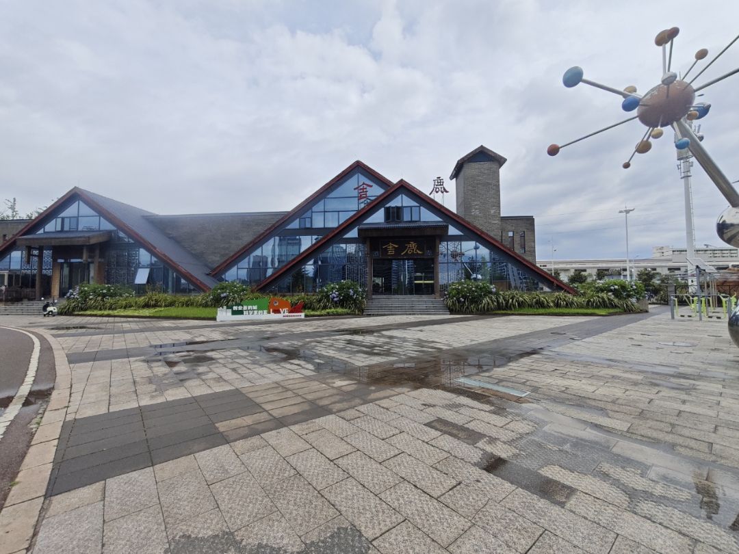 贵阳市白云区太阳湖滨河公园鹿舍酒店转让