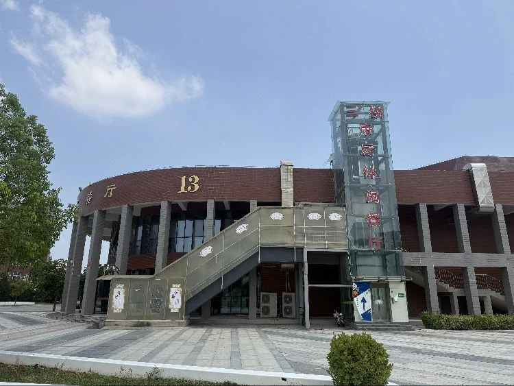 校内餐厅二三四楼整包