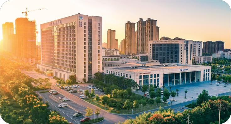 明光市人民医院是一家三级综合医院，我司重点围绕医院特点进行设计，实现食品安全可控、动线流畅有序、服务人性关怀三位一体的食堂管理。